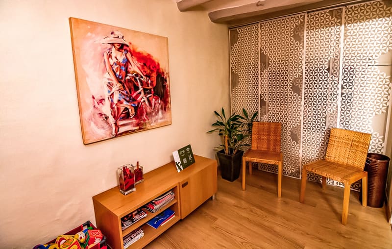Sala d'espera del despatx, acollidora i amb llum natural